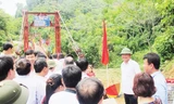 Bộ trưởng GTVT Đinh La Thăng tại lễ khánh thành cầu treo Cò Pha – xã Xuân Lạc, Chợ Đồn, Bắc Kạn.