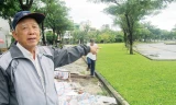 Cụ Trương Ngọc Tiếu: “Công viên đẹp như thế này sao lại phá bỏ?”. Ảnh: Nam Cường.