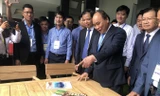 Thủ tướng Nguyễn Xuân Phúc và các đại biểu thăm gian hàng bày sản phẩm gỗ. ẢNH: PV.