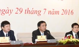 Tổng Thư ký QH Nguyễn Hạnh Phúc (giữa) thông tin với phóng viên, báo chí tại cuộc họp. Ảnh: Như Ý.