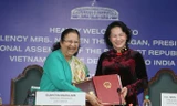 Chủ tịch Nguyễn Thị Kim Ngân và Chủ tịch Sumitra Mahajan ký thỏa thuận hợp tác giữa Quốc hội Việt Nam và Hạ viện Ấn Độ. Ảnh: TTXVN.