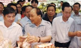 Thủ tướng Nguyễn Xuân Phúc vi hành kiểm tra thực phẩm trong siêu thị. Ảnh: Tấn Thanh.
