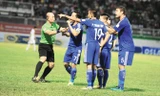 Các cầu thủ Quảng Nam phản đối quyết định công nhận bàn thắng của trọng tài Hoàng Anh Tuấn. Ảnh: VSI.