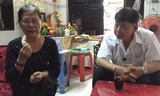 Bà Thu và con trai đau buồn kể lại sự việc.