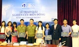 Phan Minh Nhựt (thứ 3 từ trái sang) trong buổi lễ trao nhận Giải thưởng về biển Đông 2014. Ảnh do nhân vật cung cấp.