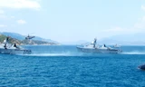 Máy bay săn ngầm Ka-28 cất cánh từ hai tàu hộ vệ lớp Gepard là tàu 011 Đinh Tiên Hoàng và tàu 012 Lý Thái Tổ tại buổi duyệt đội hình ngày 2/5. Ảnh: Đình Quân.