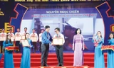 Bà Trương Thị Mai, Trưởng Ban Dân vận T.Ư và anh Lê Quốc Phong, Bí thư thứ nhất T.Ư Đoàn trao danh hiệu người thợ trẻ giỏi cho những đại biểu xuất sắc. Ảnh: Bình Minh.