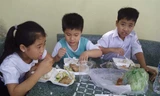Phụ huynh nơm nớp lo chất lượng bữa ăn của con em mình ở trường. Ảnh: P.V.