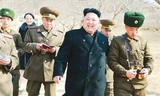 Nhà lãnh đạo Triều Tiên Kim Jong-un thị sát một căn cứ quân sự hôm 12/3. Ảnh: Chosul Ilbo.