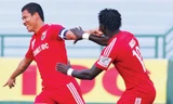 Anh Đức (trái) ăn mừng bàn thắng quý giá giúp B.Bình Dương vươn lên ngôi đầu bảng V-League 2015. Ảnh: VSI.