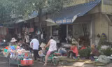 Chợ cóc át chợ chính