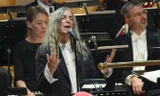 Ca sỹ Patti Smith trình diễn ca khúc nổi tiếng của Bob Dylan trong khi ông vắng mặt ở lễ trao giải Nobel 2016.