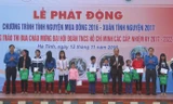 Đ/c Phan Kỳ - Phó Bí thư Tỉnh đoàn, Phó Chủ tịch Thường trực Hội LHTN Việt Nam tỉnh và đ/c Lê Thành Đông - Phó Bí thư Tỉnh đoàn trao quà cho các em học sinh có hoàn cảnh đặc biệt khó khăn vươn lên học giỏi.