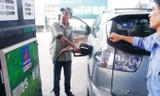 Theo đại diện nhiều doanh nghiệp xăng dầu đầu mối, cần nhiều cơ chế hơn nữa mới khuyến khích doanh nghiệp và người dân sử dụng xăng E5. Ảnh: Hồng Vĩnh.