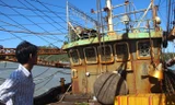 Tàu vỏ thép do Cty Đại Nguyên Dương đóng gỉ sét, hư hỏng nặng đang nằm tại cảng cá Đề Gi (huyện Phù Cát, Bình Định).
