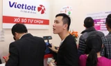 Khách hàng chọn mua xổ số Vietlott. Ảnh: Như Ý.