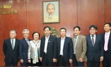 Bộ trưởng Nguyễn Xuân Cường (thứ 4 từ trái sang) chụp ảnh cùng với các đối tác Nhật Bản.
