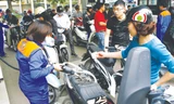 Người tiêu dùng tiếp tục bị thiệt thòi do giá xăng dầu trong nước vẫn cao so với thế giới. Ảnh: Hồng Vĩnh.