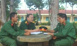 Đại úy Đặng Cao Cường (thứ 2, bên trái) trò chuyện với chiến sĩ.