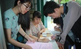 Thí sinh đang điều chỉnh nguyện vọng xét tuyển ĐH- CĐ tại trường THPT Gò Vấp TPHCM.