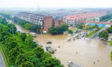Mưa ngập tại Ðại lộ Thăng Long đoạn qua khu Thiên đường Bảo Sơn vào cuối tuần qua. Ảnh: Hà Trang.