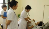 Bác sĩ BV E khám cho bệnh nhi mắc SXH.