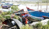 Thuyền vào bờ neo đậu tránh bão. Ảnh: Hồng Vĩnh.