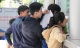Phụ huynh, thí sinh đều tỏ ra mệt mỏi sau nhiều ngày vật vã với hồ sơ xét tuyển.