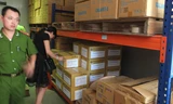 Đoàn kiểm tra liên ngành kiểm tra kho của Cty CP Hóa Dược Việt Nam ngày 17/6. Ảnh: Đức Huy.