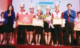 Anh Lê Quốc Phong, Bí thư thứ nhất T.Ư Đoàn, trao giải Nhất Hội thi Olympic toàn quốc các môn khoa học Mác-Lênin và tư tưởng Hồ Chí Minh “Ánh sáng soi đường” cho đội ĐH KHTN TPHCM.