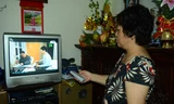 Từ 1/1/2016, người dân đang dùng truyền hình truyền thống tại bốn thành phố lớn và 19 địa phương khác sẽ phải sắm đầu thu nếu muốn xem truyền hình. Ảnh: Như Ý.