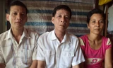 Ông Phạm Văn Lé (giữa) cùng vợ và em trai. Ảnh: Thạch Thanh.