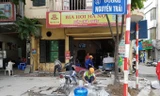 Vỉa hè phố Nguyễn Trãi (quận Thanh Xuân) đang được thay thế đá tự nhiên.