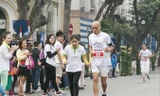 Ông Nguyễn Đỗ Hùng chạy cùng người khiếm thị ở hoạt động chạy thiện nguyện Run2gether. Ảnh: PT.