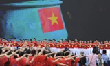 Theo GS Hoàng Chí Bảo, muốn làm cho lớp trẻ trở thành những công dân tốt, xã hội cần đối xử một cách dân chủ, công bằng, đặt niềm tin cậy thực sự vào thanh niên. Ảnh: Xuân Tùng.