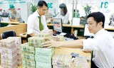 Trong khi nhiều DN còng lưng trả nợ thì có DN gửi ngân hàng cả ngàn tỷ. Ảnh: Như Ý.