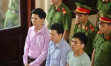 Bác sĩ Hoàng Công Lương (ngoài cùng bên trái) ra tòa với tư cách bị cáo.