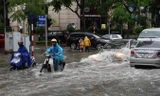 Nhiều tuyến phố ở Hà Nội ngập sâu sau trận mưa lớn.