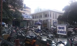 Vì sao bệnh viện Bạch Mai náo loạn vì chỗ gửi xe