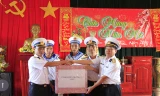 Tặng quà Tết cho cán bộ, chiến sĩ đảo Trường Sa Đông. Ảnh: Trường Phong.
