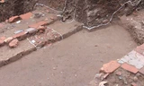 Hố khai quật khu vực Đoan Môn phát hiện nhiều dấu tích thời Lê: gạch vuông lớn lát trên nền sét vàng, móng trụ ngói, ba cống nước. Ảnh: T.Toan.