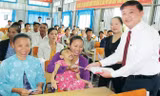 Anh Trần Khắc Tâm trao quà cho người nghèo. Ảnh: Ngọc Khuê.