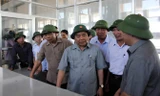 Thủ tướng Nguyễn Xuân Phúc kiểm tra công tác khắc phục hậu quả cơn bão số 1 tại trạm bơm tiêu úng Cốc Thành, huyện Vụ Bản (Nam Định). Ảnh: TTXVN.