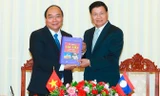 Sau hội đàm, Thủ tướng Nguyễn Xuân Phúc tặng Thủ tướng Lào Thongloun Sisoulith bộ từ điển Việt-Lào và Lào-Việt. Ảnh: TTXVN.