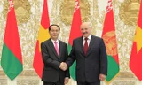 Chủ tịch nước Trần Đại Quang và Tổng thống Belarus Alexander Lukashenko chụp ảnh chung tại lễ đón. Ảnh: TTXVN.