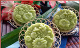 Một mẫu bánh trung thu “handmade” được chào bán trên thị trường.