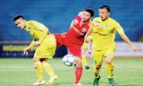 Không nhiều khán giả đến sân xem hai đội bóng hàng đầu V-League tranh tài. Ảnh: VSI.