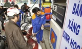 Đại diện nhiều DN xăng dầu đầu mối cho rằng, giá xăng sinh học cần rẻ hơn khoảng 1.500 đồng/lít so với xăng A92 truyền thống mới có thể thu hút người dùng. Ảnh: Như Ý.