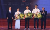Ba học sinh được Thủ tướng Nguyễn Xuân Phúc trao tặng Huân chương Lao động hạng ba.