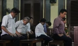 Các bị cáo tại phiên toà ngày 23/8. Ảnh Tân Châu.
